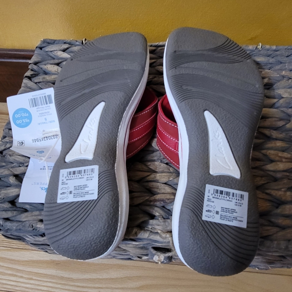 Clarks Women's Cloud Steppers Red Sandals Size 5 - Picture 9 of 10